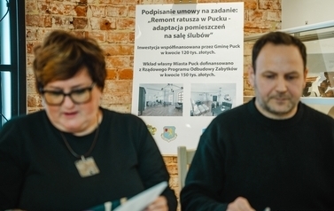 Podpisanie umowy na realizację zadania pn. &bdquo;Remont ratusza w Pucku - adaptacja pomieszczeń na salę ślub&oacute;w&rdquo;. 14