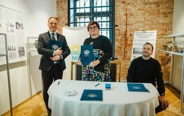 Podpisanie umowy na realizację zadania pn. &bdquo;Remont ratusza w Pucku - adaptacja pomieszczeń na salę ślub&oacute;w&rdquo;. 17