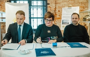 Podpisanie umowy na realizację zadania pn. &bdquo;Remont ratusza w Pucku - adaptacja pomieszczeń na salę ślub&oacute;w&rdquo;. 19