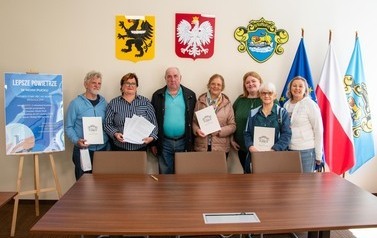 Podpisanie um&oacute;w z miejskiego programu "Lepsze powietrze w moim Pucku" 1