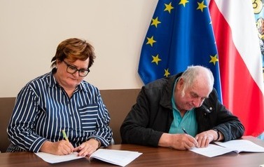 Podpisanie um&oacute;w z miejskiego programu "Lepsze powietrze w moim Pucku" 2