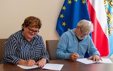 Podpisanie um&oacute;w z miejskiego programu "Lepsze powietrze w moim Pucku" 4