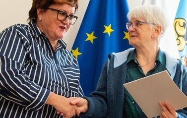 Podpisanie um&oacute;w z miejskiego programu "Lepsze powietrze w moim Pucku" 5