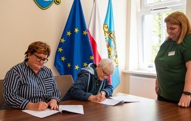 Podpisanie um&oacute;w z miejskiego programu "Lepsze powietrze w moim Pucku" 6