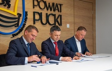 Podpisanie umowy na przebudowę drogi powiatowej nr 1440G w Pucku 3