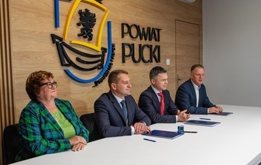 Podpisanie umowy na przebudowę drogi powiatowej nr 1440G w Pucku 4