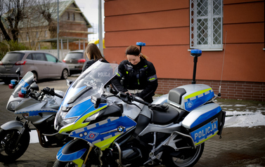 Dzień Kobiet w KPP Puck - przekazanie kombinezon&oacute;w dla funkcjonariuszek 3