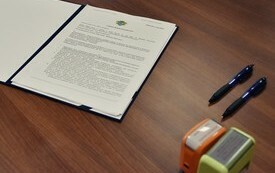 Podpisanie umowy na na modernizację nawierzchni drogi wewnętrznej- ul. Bławatkowej w Pucku 1