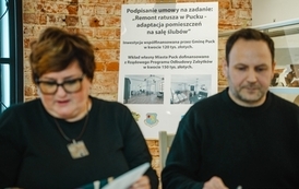 Podpisanie umowy na realizację zadania pn. &bdquo;Remont ratusza w Pucku - adaptacja pomieszczeń na salę ślub&oacute;w&rdquo;. 14