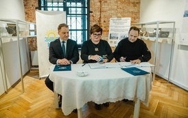 Podpisanie umowy na realizację zadania pn. &bdquo;Remont ratusza w Pucku - adaptacja pomieszczeń na salę ślub&oacute;w&rdquo;. 15
