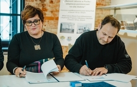 Podpisanie umowy na realizację zadania pn. &bdquo;Remont ratusza w Pucku - adaptacja pomieszczeń na salę ślub&oacute;w&rdquo;. 16