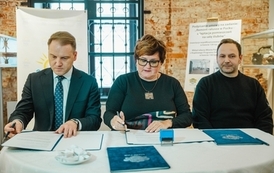 Podpisanie umowy na realizację zadania pn. &bdquo;Remont ratusza w Pucku - adaptacja pomieszczeń na salę ślub&oacute;w&rdquo;. 19