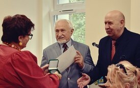 Wręczenie Burmistrz Miasta Puck medalu 40-lecia PZD 4