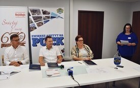 Podpisanie umowy na rozdział kanalizacji deszczowej i sanitarnej w Pucku cz. 1 i 3 4