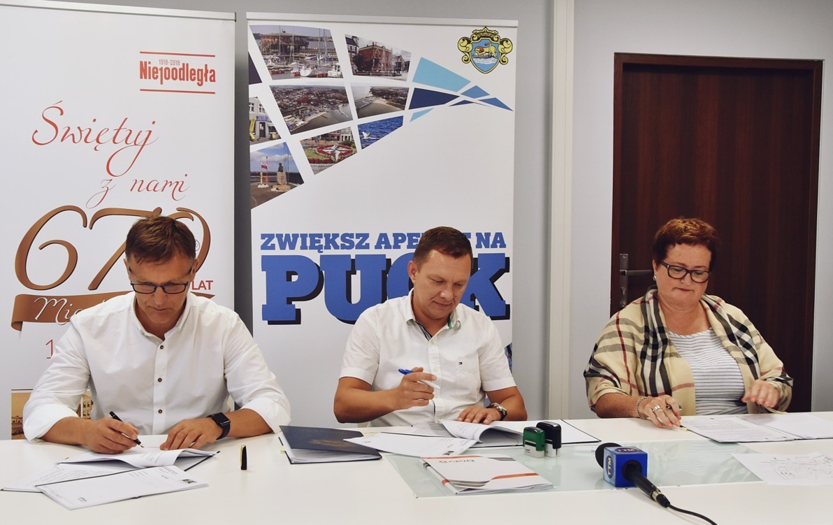 Zdjęcie do Podpisanie umowy na rozdział kanalizacji deszczowej i sanitarnej w Pucku cz. 1 i 3