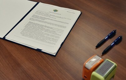Zdjęcie do Podpisanie umowy na na modernizację nawierzchni drogi wewnętrznej- ul. Bławatkowej w Pucku