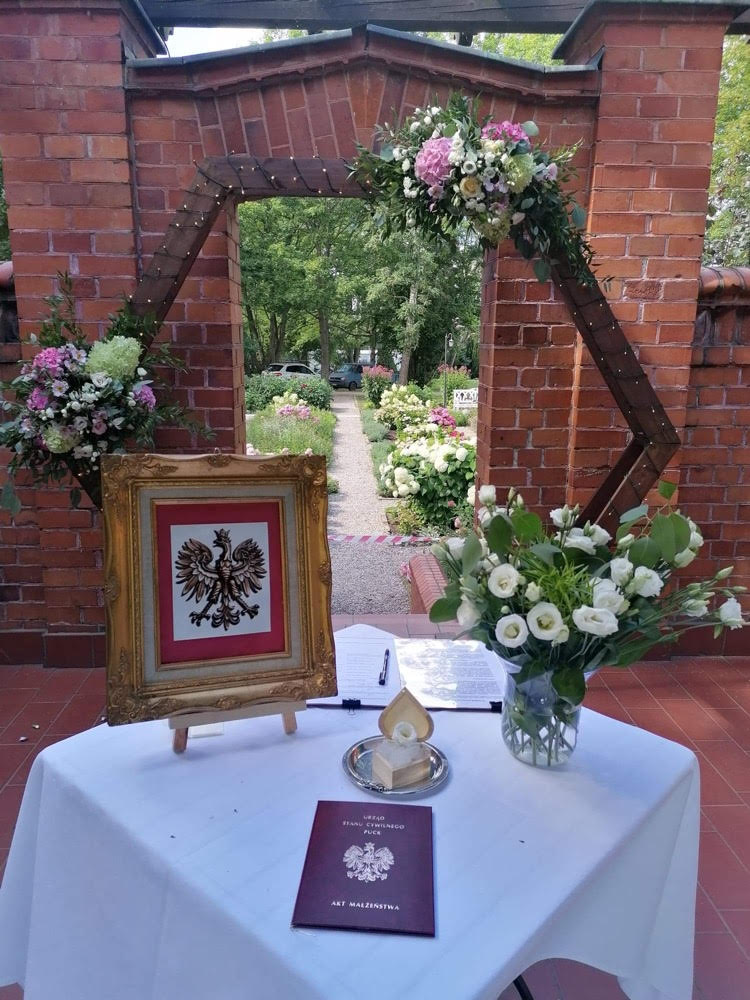 Stół z godłem RP przygotowany do ślubu plenerowego w Zamku w Rzucewie 