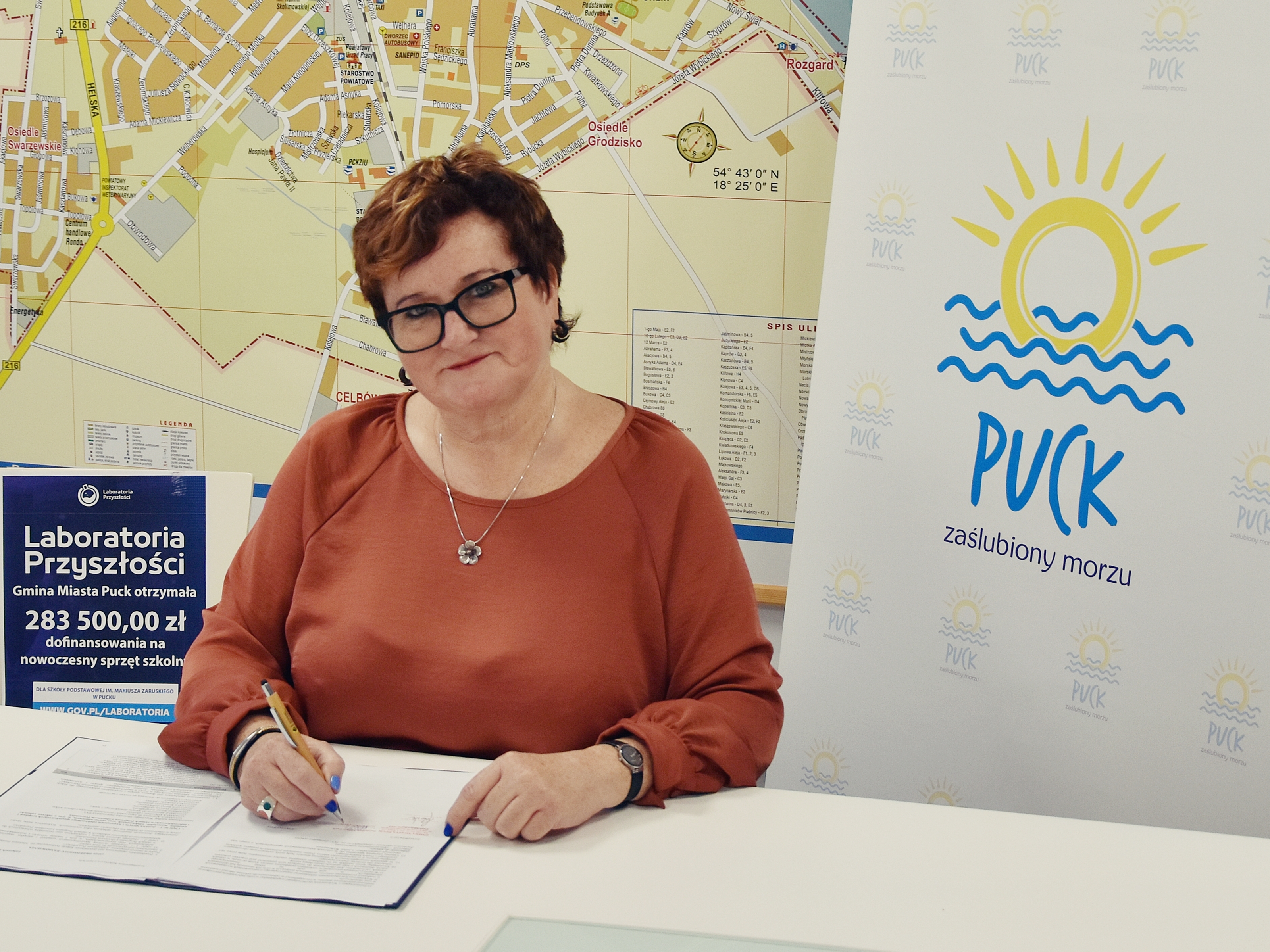 Burmistrz Miasta Puck podpisuje umowę